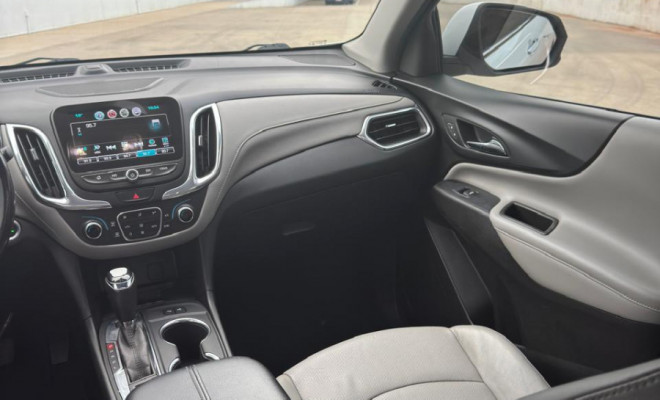 Completíssima, teto solar panorâmico, bancos em couro, multimídia com câmera de ré, chave de presença, park assist, top de linha.-9