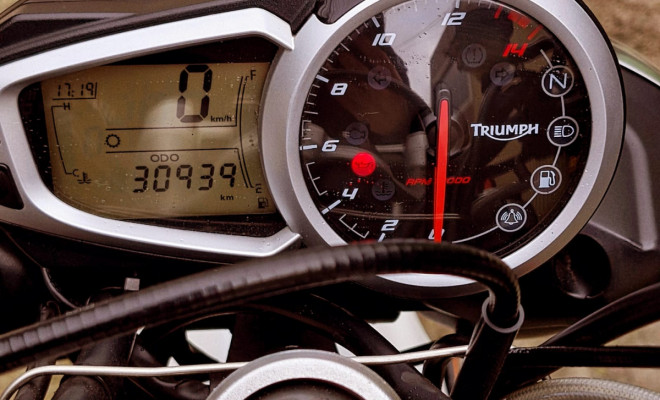 TRIUMPH STREET TRIPLE 675 ano 2015-3