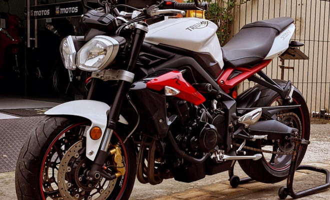 TRIUMPH STREET TRIPLE 675 ano 2015