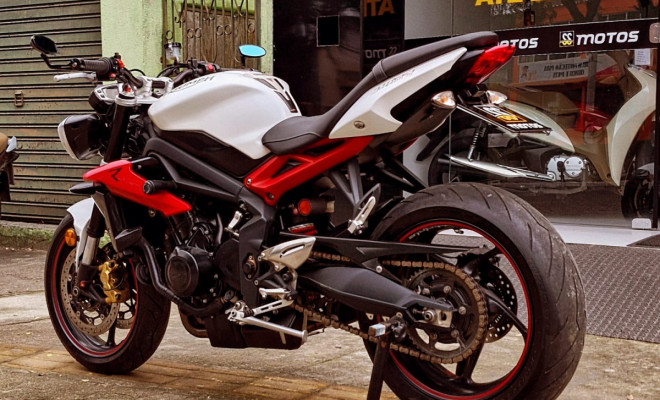 TRIUMPH STREET TRIPLE 675 ano 2015-2