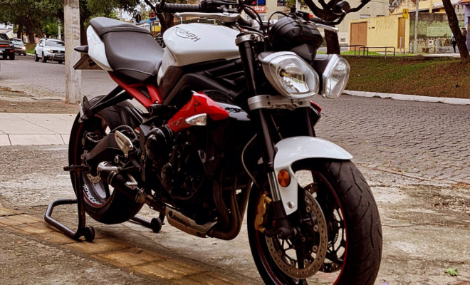 TRIUMPH STREET TRIPLE 675 ano 2015-0
