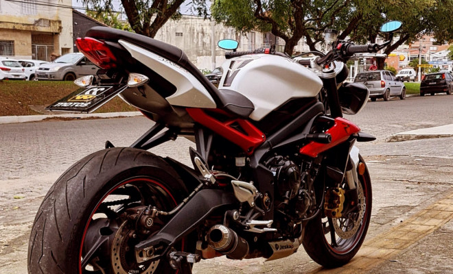 TRIUMPH STREET TRIPLE 675 ano 2015-1