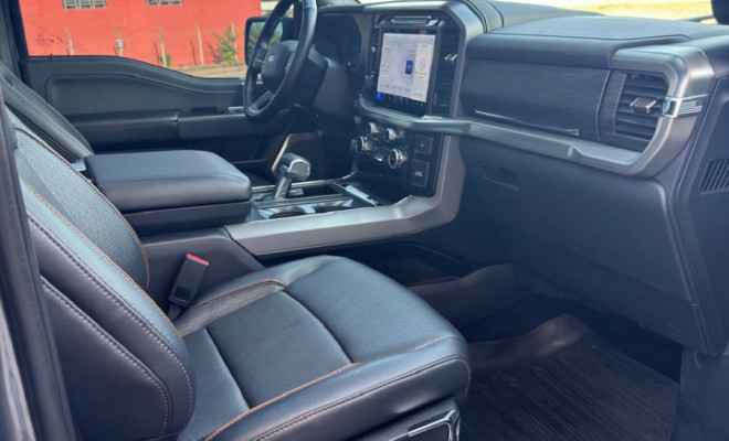 Ford F-150 Lariat 4x4 5.0 V8 2024 - Força Bruta e Sofisticação Premium!-18