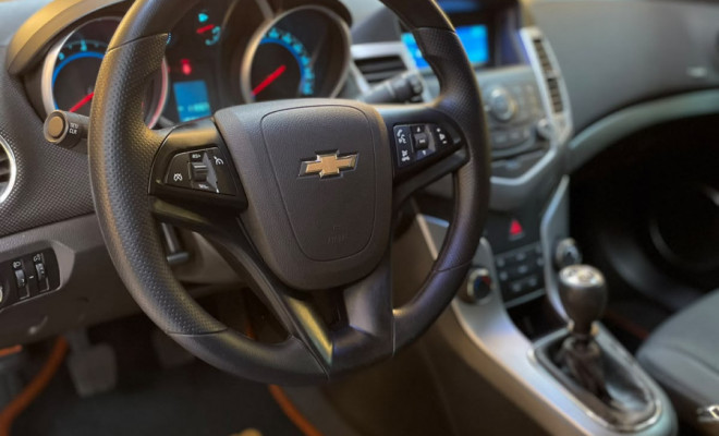 GM - Chevrolet CRUZE HB Sport LT 1.8  2012 Flex    Manual-8