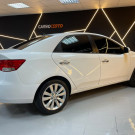 Kia Motors Cerato 1.6 Mec. 2013 Gasolina   ÓTIMO EM ESPAÇO E CONFORTO-3