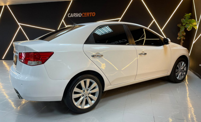 Kia Motors Cerato 1.6 Mec. 2013 Gasolina   ÓTIMO EM ESPAÇO E CONFORTO-3