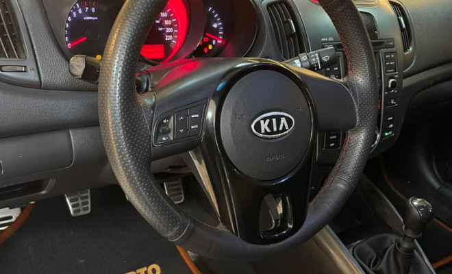Kia Motors Cerato 1.6 Mec. 2013 Gasolina   ÓTIMO EM ESPAÇO E CONFORTO-8