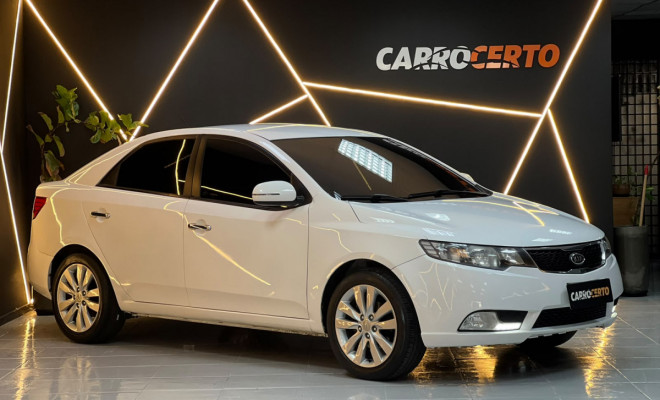 Kia Motors Cerato 1.6 Mec. 2013 Gasolina   ÓTIMO EM ESPAÇO E CONFORTO