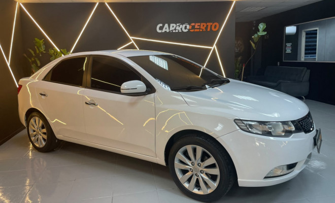 Kia Motors Cerato 1.6 Mec. 2013 Gasolina   ÓTIMO EM ESPAÇO E CONFORTO-0