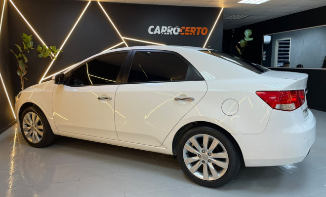 Kia Motors Cerato 1.6 Mec. 2013 Gasolina   ÓTIMO EM ESPAÇO E CONFORTO-2