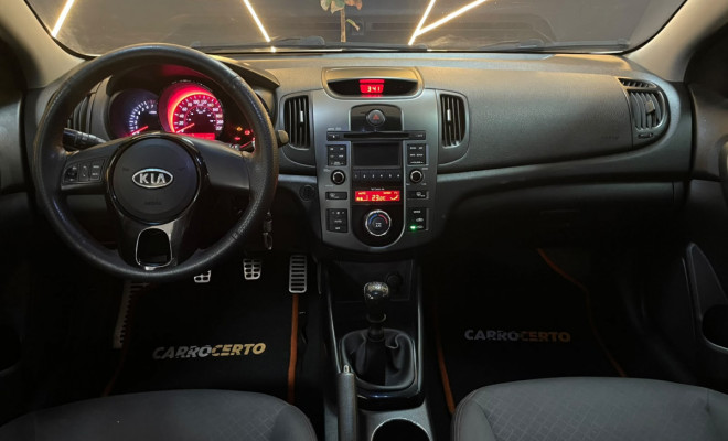 Kia Motors Cerato 1.6 Mec. 2013 Gasolina   ÓTIMO EM ESPAÇO E CONFORTO-4