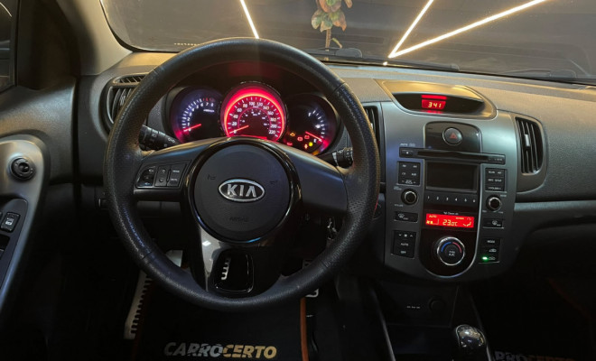 Kia Motors Cerato 1.6 Mec. 2013 Gasolina   ÓTIMO EM ESPAÇO E CONFORTO-5