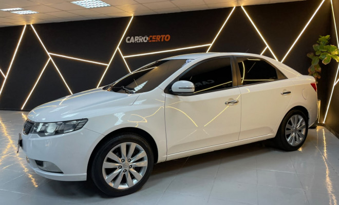 Kia Motors Cerato 1.6 Mec. 2013 Gasolina   ÓTIMO EM ESPAÇO E CONFORTO-1