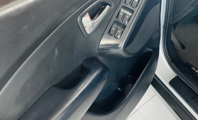 Hyundai ix35 2.0 16V 170cv 2WD/4WD Mec. 2012 Gasolina-10