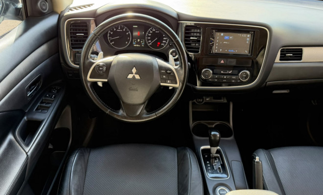OUTLANDER GT 3.0 V6 Aut. 7 LUGARES-3