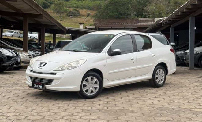 Peugeot 207 Sedan Passion XR 1.4 Flex 8V 4p 2013 Flex