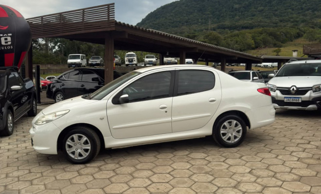 Peugeot 207 Sedan Passion XR 1.4 Flex 8V 4p 2013 Flex-1