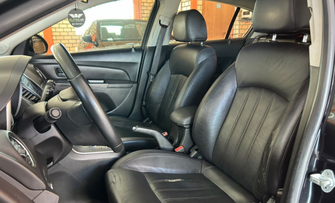 GM - Chevrolet CRUZE HB Sport LT 1.8 16V FlexP. 5p Aut 2015 Flex-10