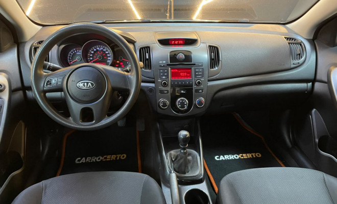 Kia Motors Cerato 1.6  Mec. 2011 Gasolina  Espaço e Durabilidade-4