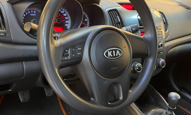 Kia Motors Cerato 1.6  Mec. 2011 Gasolina  Espaço e Durabilidade-8