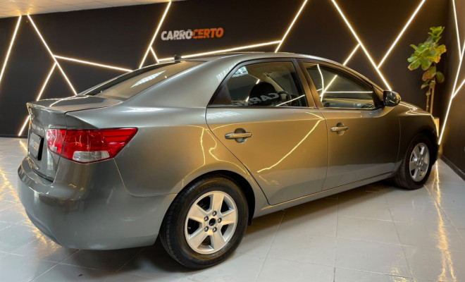 Kia Motors Cerato 1.6  Mec. 2011 Gasolina  Espaço e Durabilidade-3
