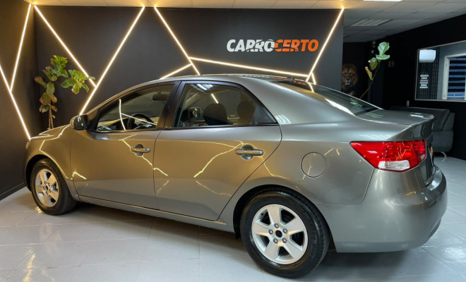 Kia Motors Cerato 1.6  Mec. 2011 Gasolina  Espaço e Durabilidade-2