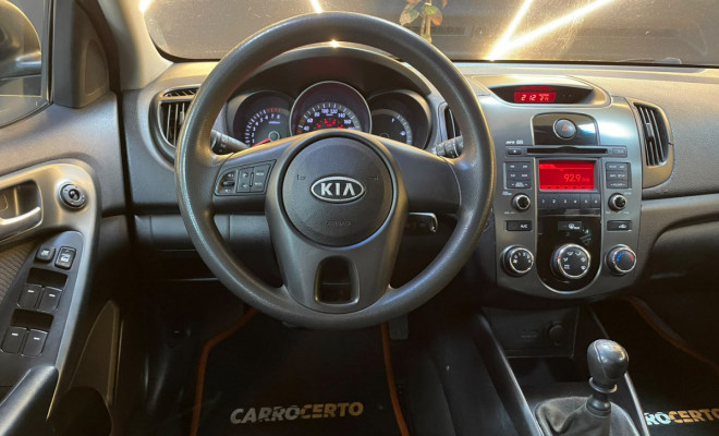 Kia Motors Cerato 1.6  Mec. 2011 Gasolina  Espaço e Durabilidade-5