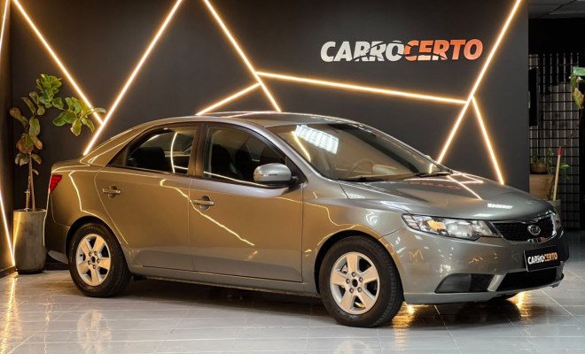Kia Motors Cerato 1.6  Mec. 2011 Gasolina  Espaço e Durabilidade