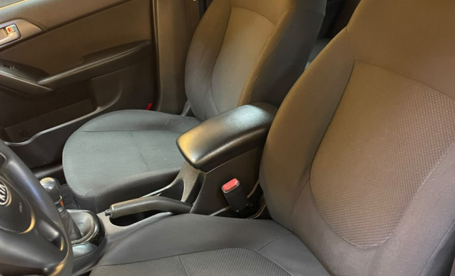 Kia Motors Cerato 1.6  Mec. 2011 Gasolina  Espaço e Durabilidade-6