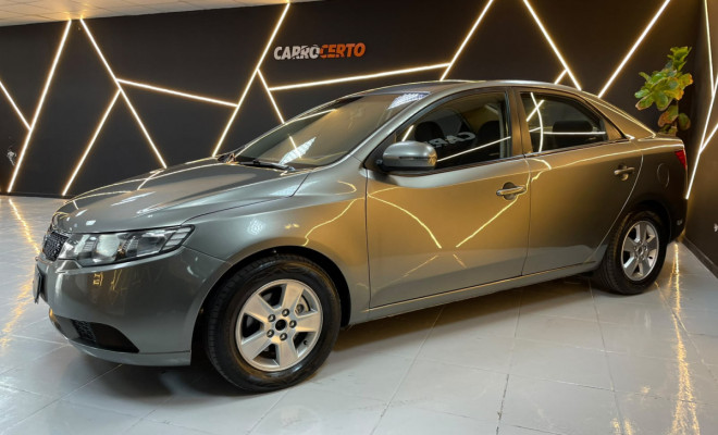 Kia Motors Cerato 1.6  Mec. 2011 Gasolina  Espaço e Durabilidade-1
