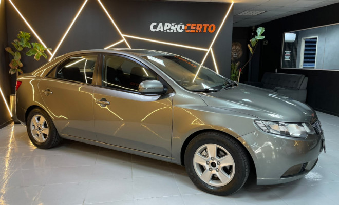 Kia Motors Cerato 1.6  Mec. 2011 Gasolina  Espaço e Durabilidade-0