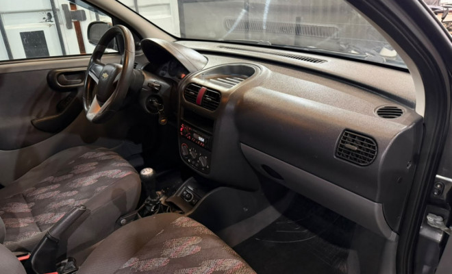 GM - Chevrolet Corsa Hatchback 1.8 MPFI 8V 102cv 5p 2002 Gasolina-11