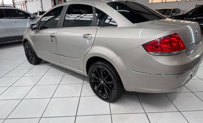 Fiat LINEA ESSENCE Dualogic 1.8 Flex 16V 4p 2013 Flex-18