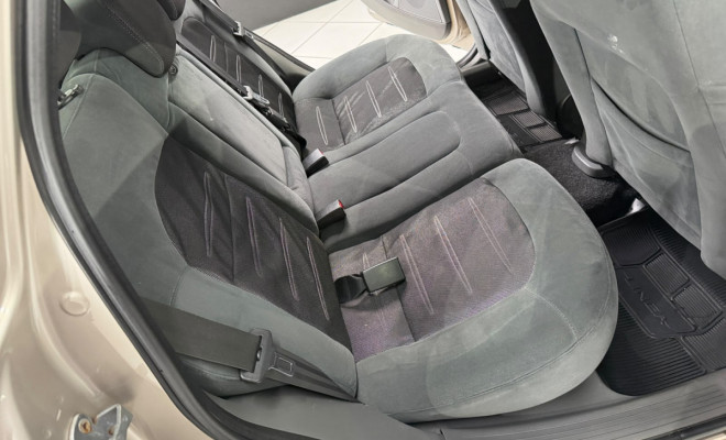 Fiat LINEA ESSENCE Dualogic 1.8 Flex 16V 4p 2013 Flex-4