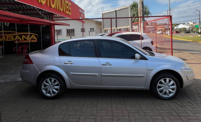 Renault Megane Sedan Dynamique 2.0 16V Aut. 2010 Flex-4