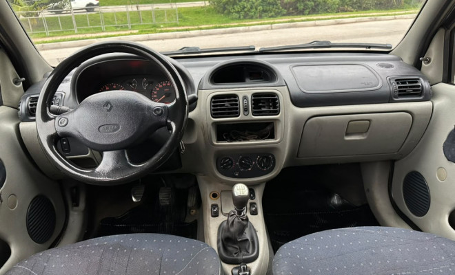 Renault Clio Sedan 1.0 Expression - 2004-9