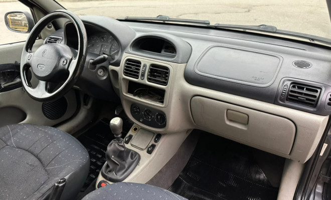 Renault Clio Sedan 1.0 Expression - 2004-7