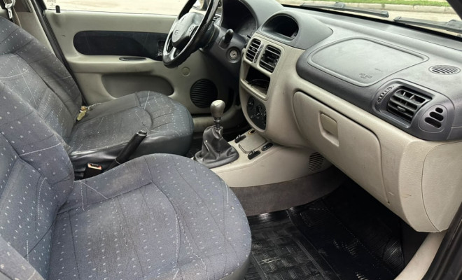Renault Clio Sedan 1.0 Expression - 2004-6