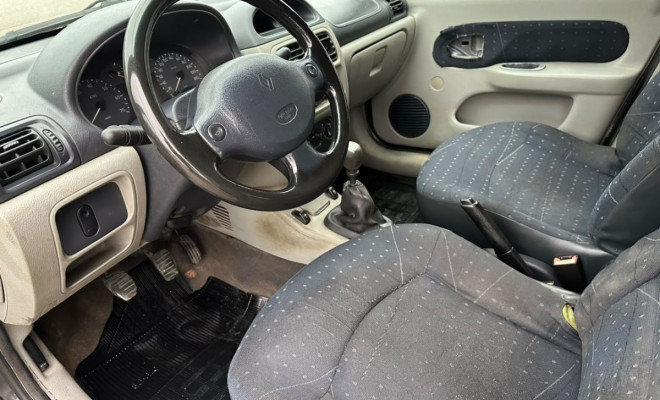 Renault Clio Sedan 1.0 Expression - 2004-8