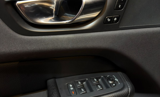 Volvo XC 60 T-8 MOMENTUM 2.0 (Híbrido) 2020 Híbrido-8