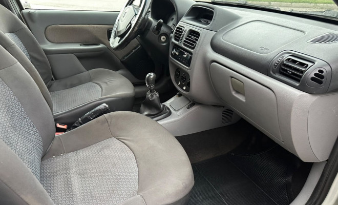 Renault Clio Sed. Expression 1.0 Hi-Flex - 2009-4