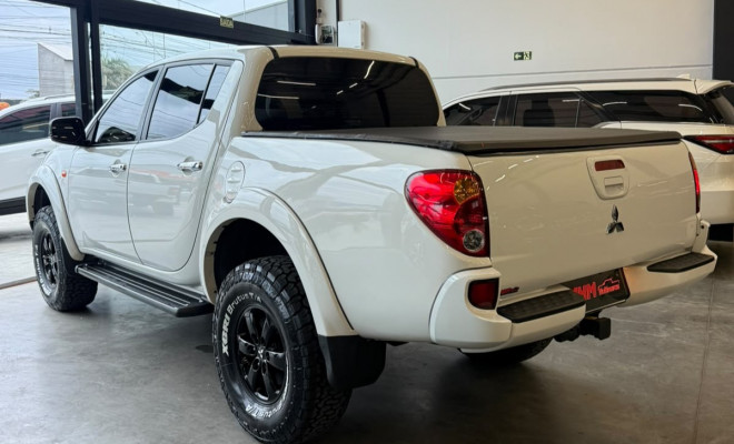 Mitsubishi L200 Triton HPE 3.2 CD TB Int.Diesel Aut 2013 Diesel-1