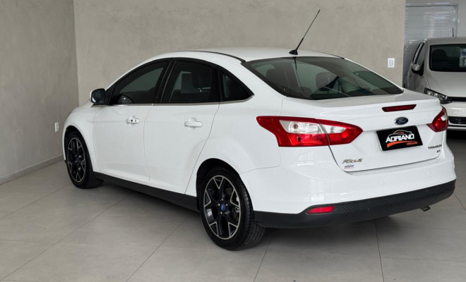 Focus Sedan Titanium 2.0 Aut. 2015 - Completíssimo, Esportivo e com Baixa Quilometragem!-17