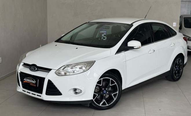 Focus Sedan Titanium 2.0 Aut. 2015 - Completíssimo, Esportivo e com Baixa Quilometragem!