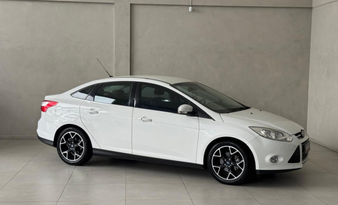 Focus Sedan Titanium 2.0 Aut. 2015 - Completíssimo, Esportivo e com Baixa Quilometragem!-19