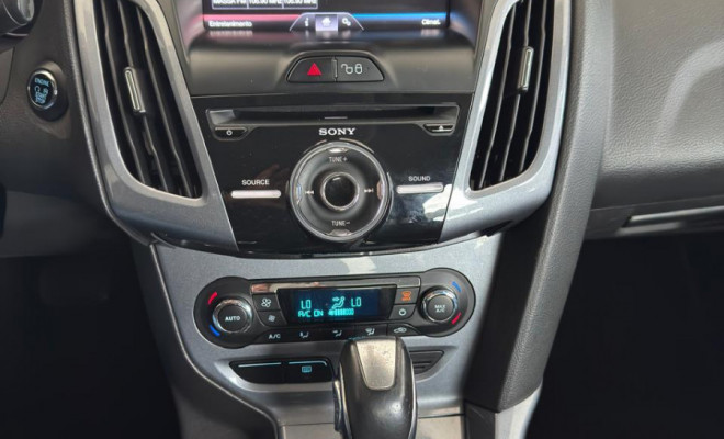 Focus Sedan Titanium 2.0 Aut. 2015 - Completíssimo, Esportivo e com Baixa Quilometragem!-9