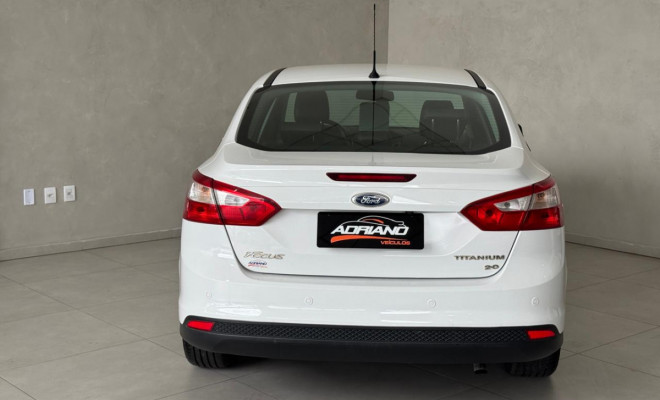 Focus Sedan Titanium 2.0 Aut. 2015 - Completíssimo, Esportivo e com Baixa Quilometragem!-1