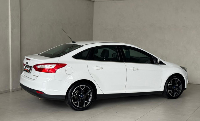 Focus Sedan Titanium 2.0 Aut. 2015 - Completíssimo, Esportivo e com Baixa Quilometragem!-18