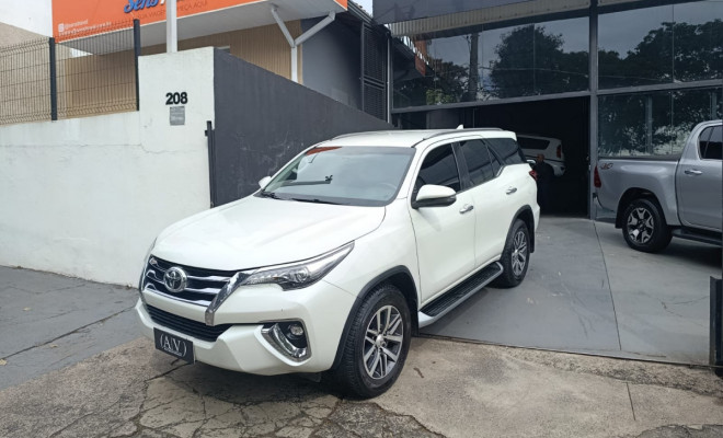 Toyota Hilux SW4 SRX 4x4 2.8 TDI 16V Dies. Aut. 2019 Diesel