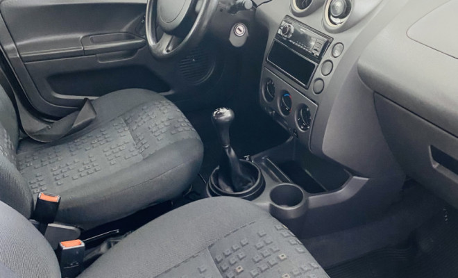 Ford Fiesta Personnalité 1.0 8V 66cv 5p 2004 Gasolina-6